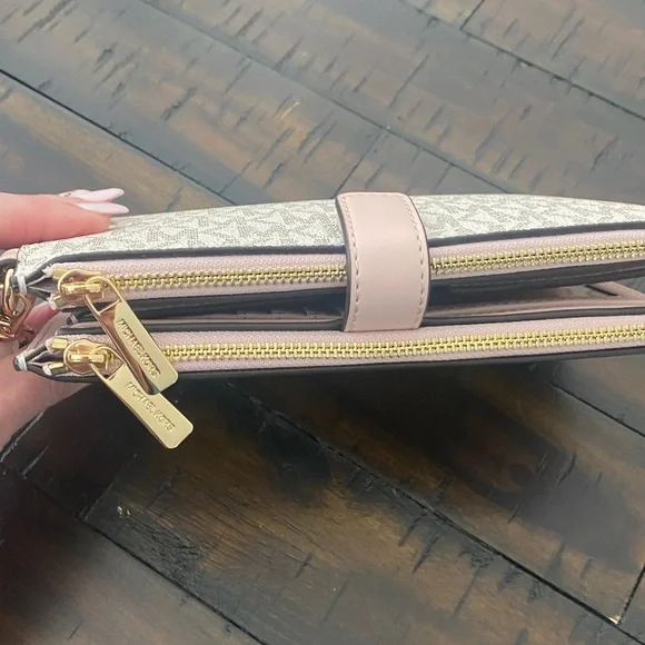 Michael Kors Cream Monogram Phone Pocket Wallet 🤩🤩🤩 - Picture 2 of 9